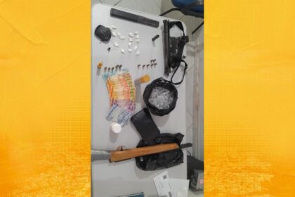 Operação policial apreende submetralhadora, drogas e prende suspeito em Castro Alves