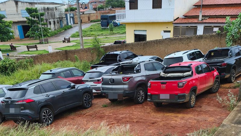 Operação policial recupera 11 veículos e prende oito investigados na Bahia