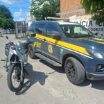 PRF recupera moto roubada e prende condutor durante fiscalização na BR-101