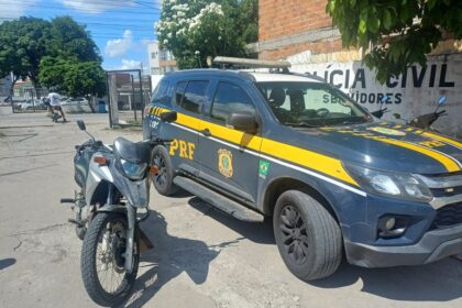 PRF recupera moto roubada e prende condutor durante fiscalização na BR-101