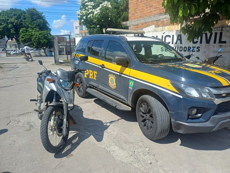 PRF recupera moto roubada e prende condutor durante fiscalização na BR-101