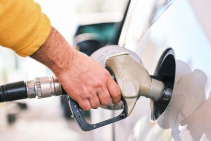 Preço da gasolina tem queda nas refinarias, mas fica mais caro no bolso dos consumidores; confira valores