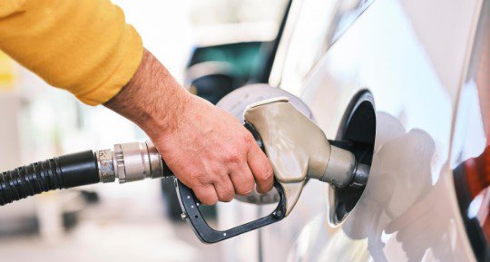 Preço da gasolina tem queda nas refinarias, mas fica mais caro no bolso dos consumidores; confira valores