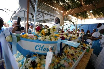 Prefeito acompanha entrega do presente de Iemanjá no Rio Vermelho