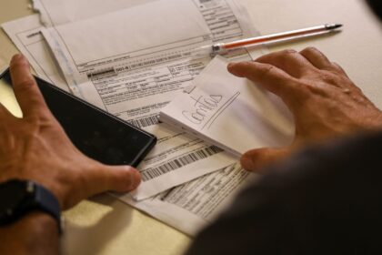 Salário mínimo de R$ 1.621 começa a ser pago nesta segunda