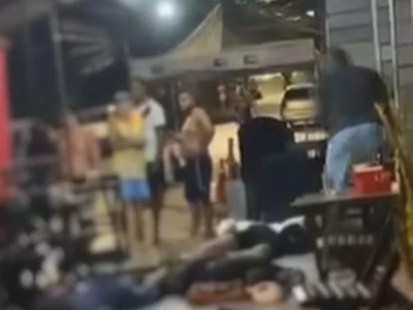 Seis pessoas morrem em ataque a bar; uma das vítimas foi atingida por bala perdida