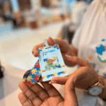 Abril Azul: shopping realiza confecção gratuita de crachás para identificação de pessoas com TEA em Feira de Santana