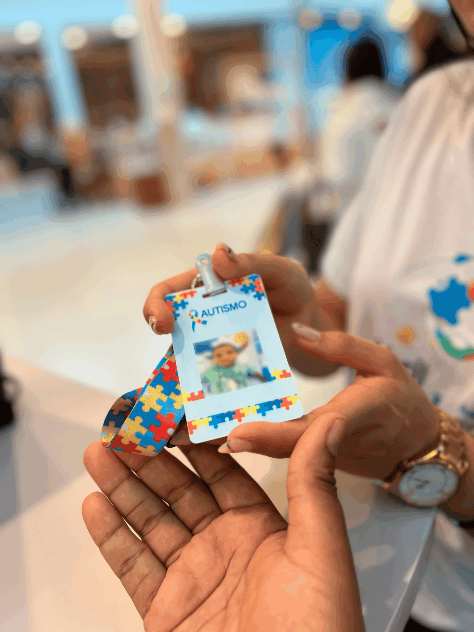Abril Azul: shopping realiza confecção gratuita de crachás para identificação de pessoas com TEA em Feira de Santana