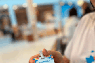 Abril Azul: shopping realiza confecção gratuita de crachás para identificação de pessoas com TEA em Feira de Santana