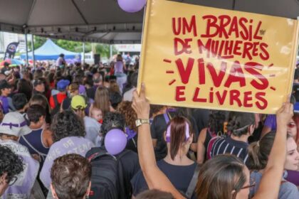 Atos do Dia da Mulher reúnem manifestantes em várias cidades do Brasil