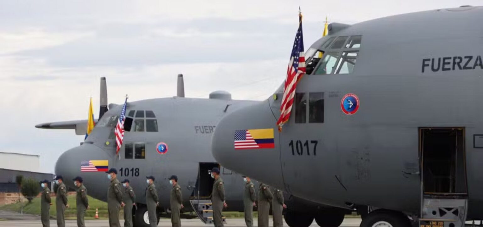 Avião militar cai na Colômbia com mais de 120 a bordo e mobiliza resgate