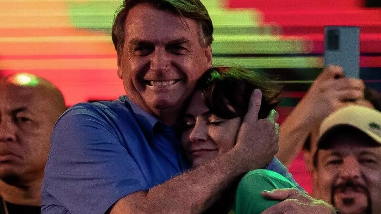 Bolsonaro defende Michelle e critica ataques internos após disputa sobre apoio a Flávio