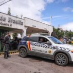 Bolsonaro recebe alta e chega em casa para cumprir prisão domiciliar