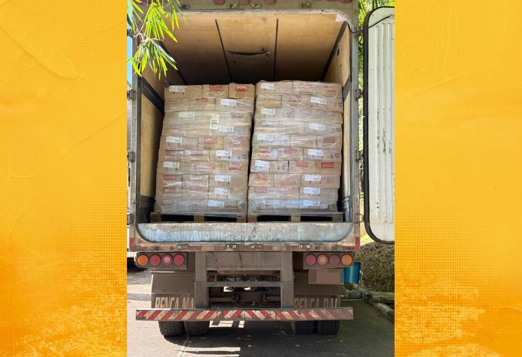 Caminhão com 25 toneladas de salsicha vencida é apreendido na BR-324, em Candeias