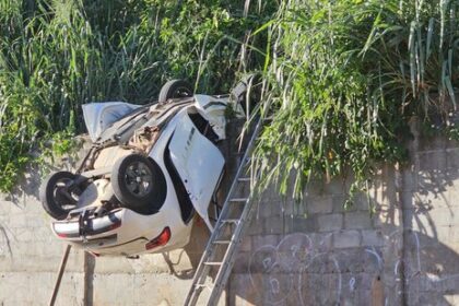 Carro despenca de 17 metros de estacionamento na Sete Portas e atinge imóvel em Salvador