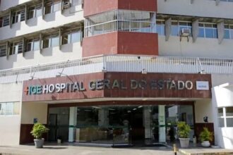 Carro invade ponto de ônibus e atropela quatro pessoas na Barra, em Salvador