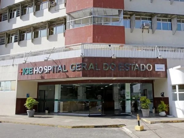 Carro invade ponto de ônibus e atropela quatro pessoas na Barra, em Salvador