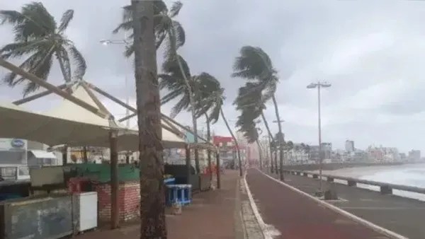 Chove de forma intensa em Salvador nesta segunda-feira; veja previsão