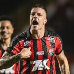 Com direito a gol de falta, Vitória bate Atlético-MG por 2x0 e salta no Brasileirão