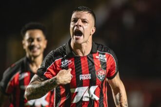Com direito a gol de falta, Vitória bate Atlético-MG por 2x0 e salta no Brasileirão