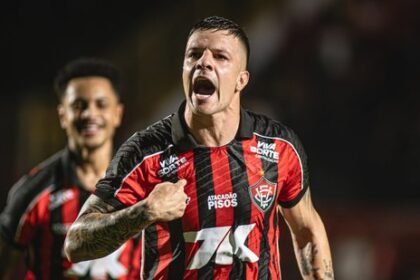 Com direito a gol de falta, Vitória bate Atlético-MG por 2x0 e salta no Brasileirão