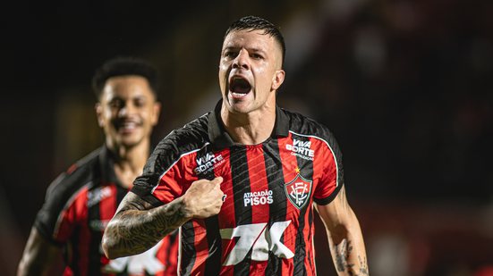 Com direito a gol de falta, Vitória bate Atlético-MG por 2x0 e salta no Brasileirão