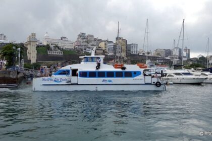Embarque intenso para Morro de São Paulo movimenta catamarãs no Terminal Náutico da Bahia neste sábado (7)