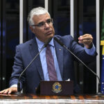 À tribuna, em discurso, senador Eduardo Girão (Novo-CE).