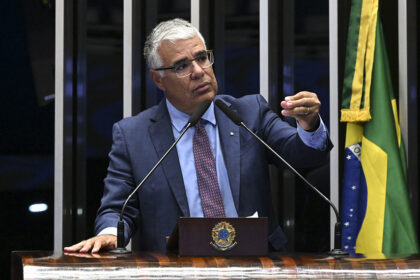 À tribuna, em discurso, senador Eduardo Girão (Novo-CE).