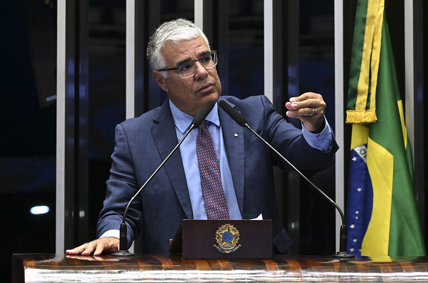 À tribuna, em discurso, senador Eduardo Girão (Novo-CE).