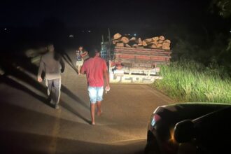 Homem perde a perna em acidente entre moto e caminhão na BA-545, em Jaguaquara