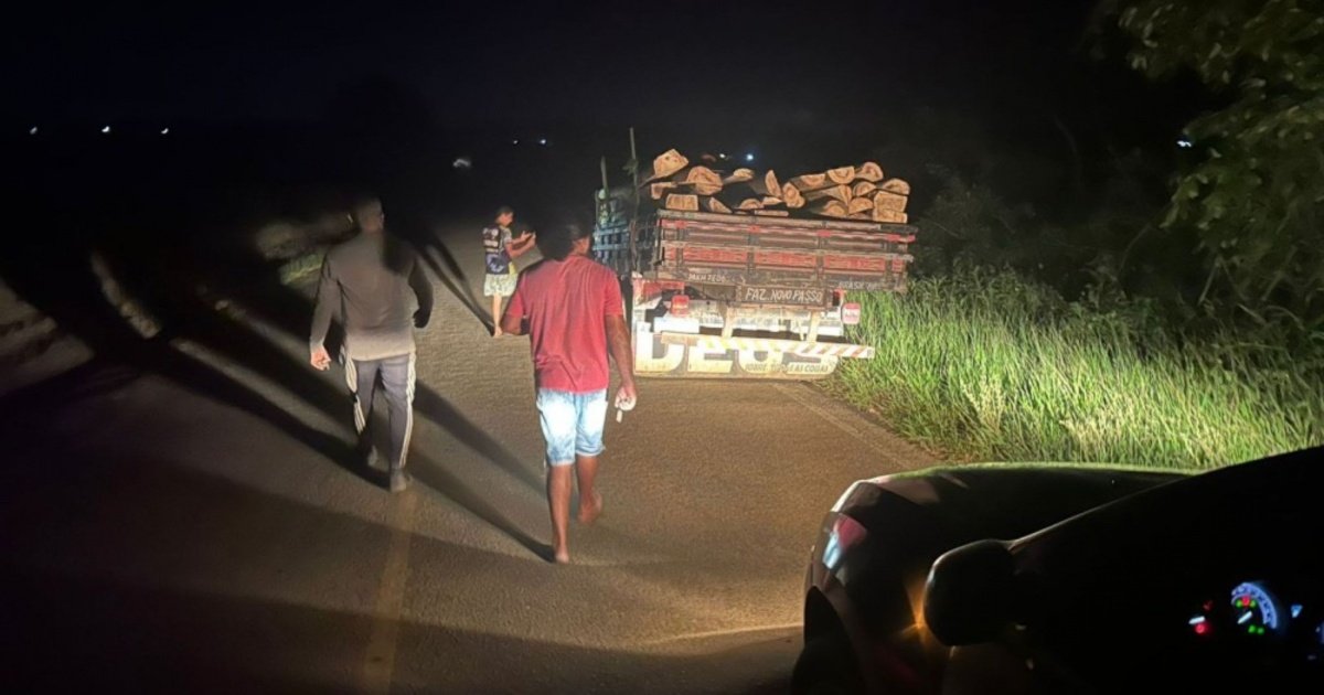 Homem perde a perna em acidente entre moto e caminhão na BA-545, em Jaguaquara
