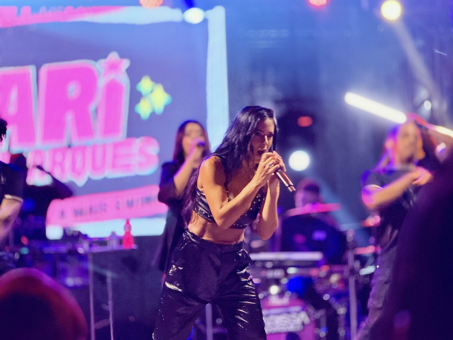 Lari Marques brilha na premiação de Melhores do Ano e faz show até a madrugada em Valença