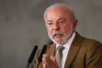 Lula zera imposto e subsidia diesel para conter alta dos preços