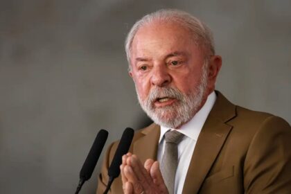 Lula zera imposto e subsidia diesel para conter alta dos preços