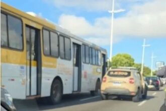 Motorista pega ônibus da garagem, entra em surto e é contido a tiros em Salvador