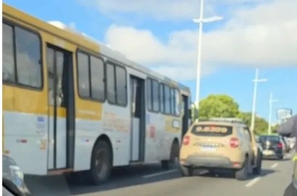 Motorista pega ônibus da garagem, entra em surto e é contido a tiros em Salvador