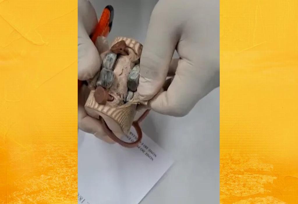 Mulher é presa ao tentar entrar com drogas escondidas em chinelo em presídio