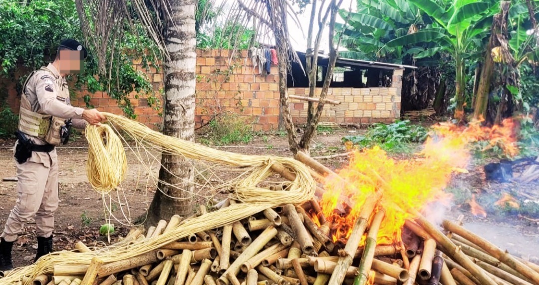 PM fecha fábrica clandestina de “espadas” e prende suspeito em Sapeaçu