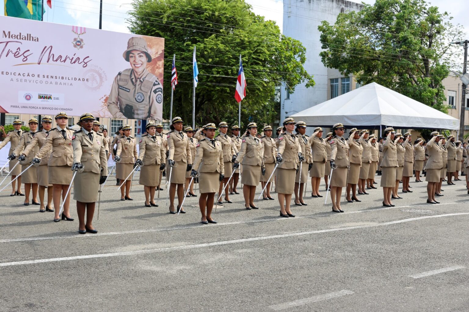 PMBA homenageia 195 mulheres com medalha em Salvador