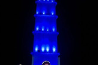 Países iluminam monumentos em homenagem ao Dia Internacional dos Policiais Mortos em Serviço