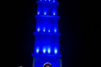 Países iluminam monumentos em homenagem ao Dia Internacional dos Policiais Mortos em Serviço