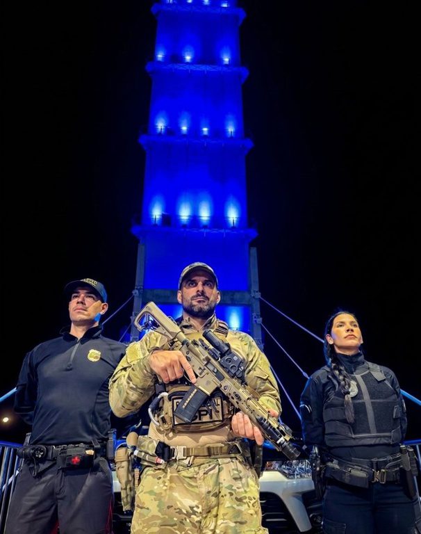 Países iluminam monumentos em homenagem ao Dia Internacional dos Policiais Mortos em Serviço