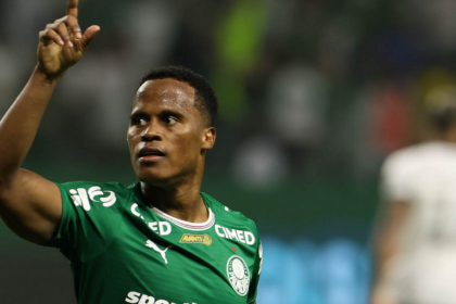 Palmeiras derrota Botafogo e assume liderança do Campeonato Brasileiro