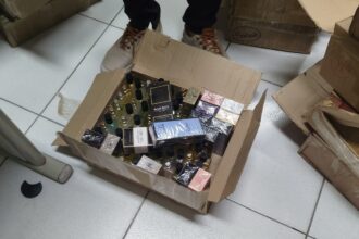 Polícia apreende 870 perfumes com suspeita de falsificação em Feira de Santana