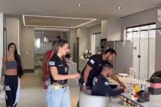 Polícia solicita bloqueio das contas de Bia Miranda após apreender 40 mil dólares em notas cenográficas