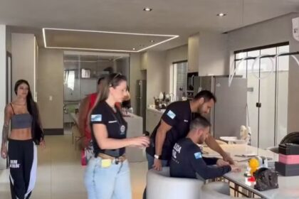 Polícia solicita bloqueio das contas de Bia Miranda após apreender 40 mil dólares em notas cenográficas