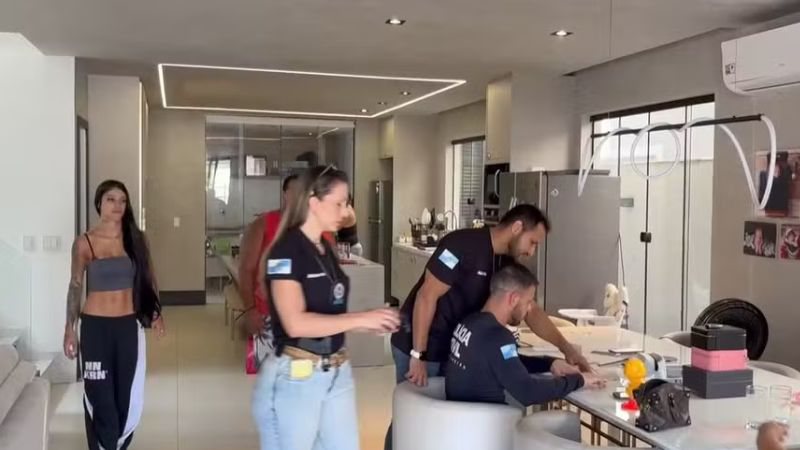 Polícia solicita bloqueio das contas de Bia Miranda após apreender 40 mil dólares em notas cenográficas