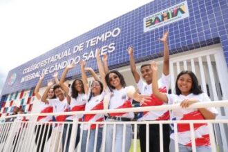 População de Cândido Sales celebra entrega de nova escola de tempo integral | SEC