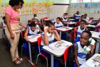Prefeitura de Salvador propõe reajuste de 5,4% para professores e cria bolsas para alunos do EJA